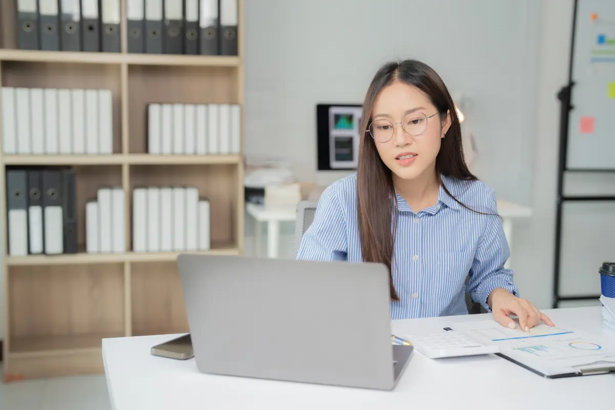 a young business woman working on a laptop.